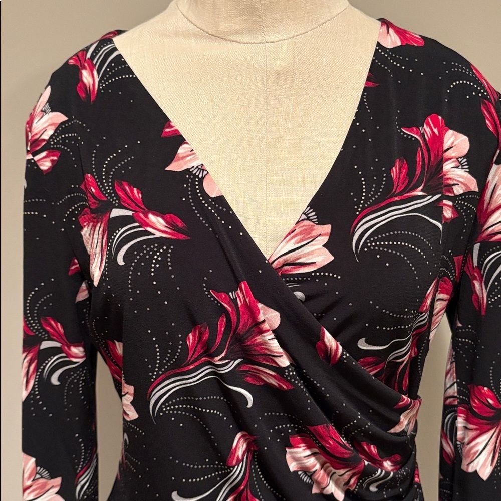 White House Black Market Floral Surplice V-Neck Top Size S - Picture 2 of 11